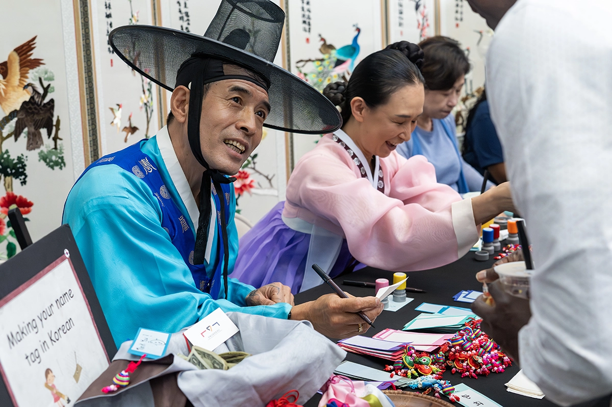 Vendor writting attendee's name in Korean