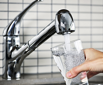  water coming out of faucet filing glass